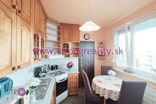 Svetlý veľkometrážny trojizbový byt s balkónom, šatníkom a nízkymi nákladmi.