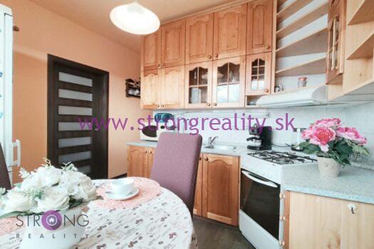 Svetlý veľkometrážny trojizbový byt s balkónom, šatníkom a nízkymi nákladmi.