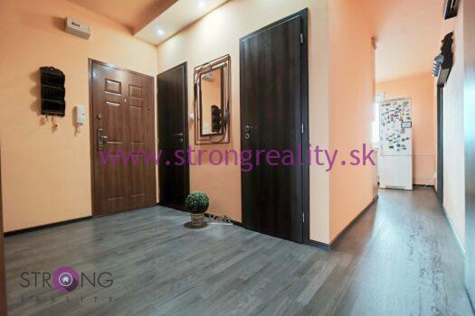 Svetlý veľkometrážny trojizbový byt s balkónom a šatníkom