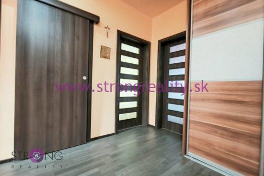 Svetlý veľkometrážny trojizbový byt s balkónom a šatníkom